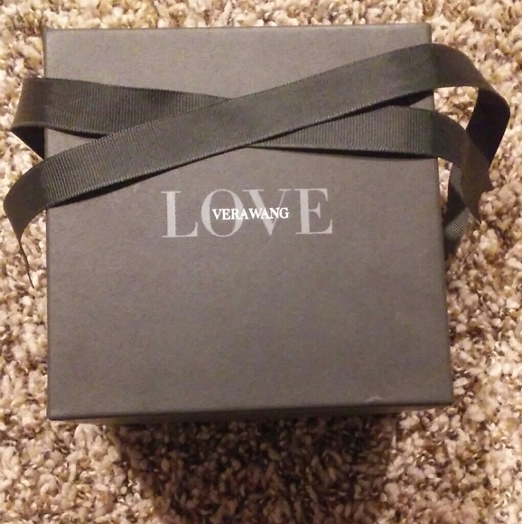 Vera Wang Necklace Jewelry Box - Picture 2 of 3